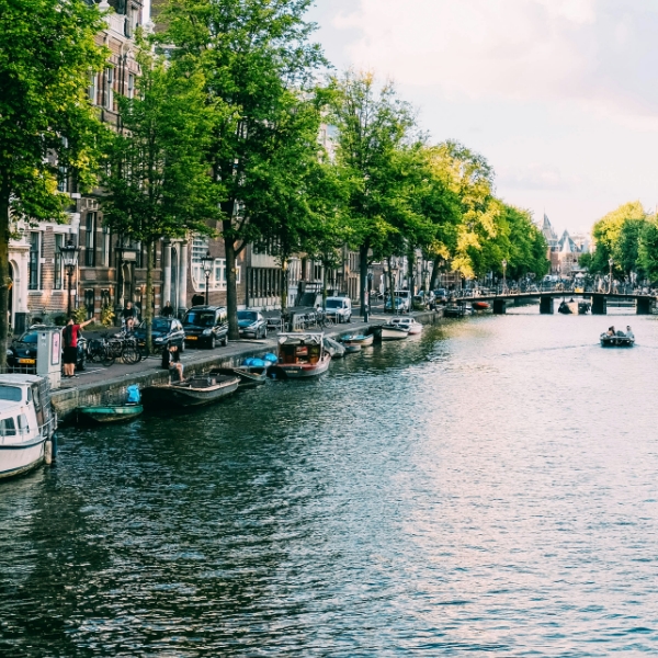 Escénico canal en Ámsterdam cerca de los hoteles MEININGER