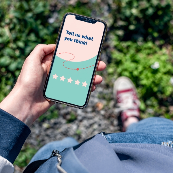 Huésped usando la función 'Califícanos' en los hoteles MEININGER para compartir opiniones